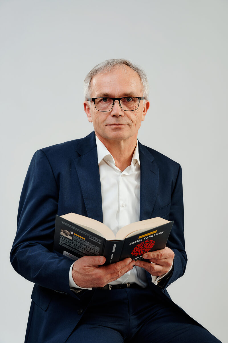 Stefan Podedworny z książką Daniela Kahnemana